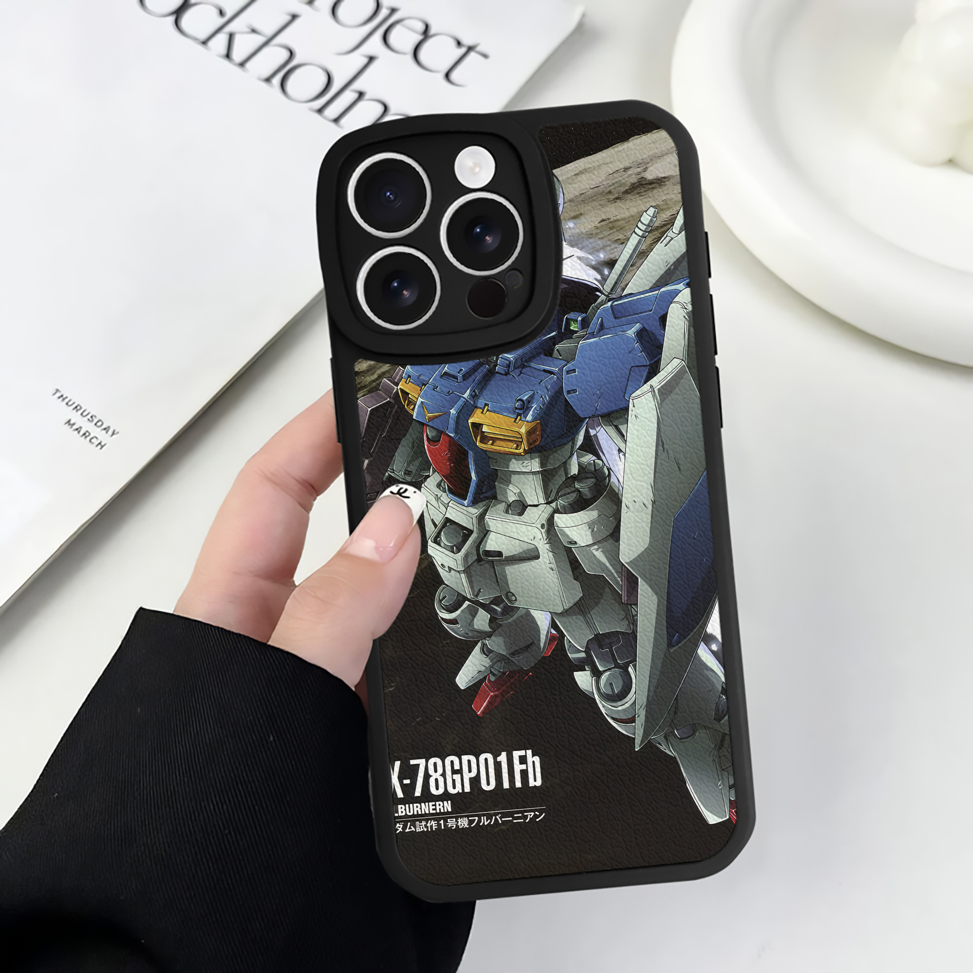 （画像用） 機動戦士ガンダム Mobile Suit Gundam 【iPhone 16シリーズ対応】シリコンスマホケース（レザー調） 材質：シリコン